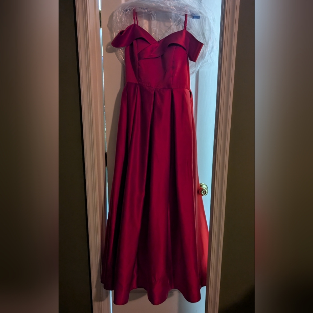 Elegant Red Gown - Picture 3 of 8